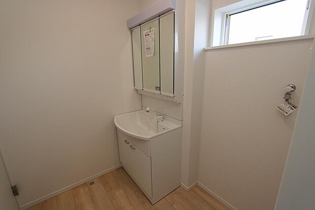 シャンプードレッサーに窓付きの洗面スペース♪