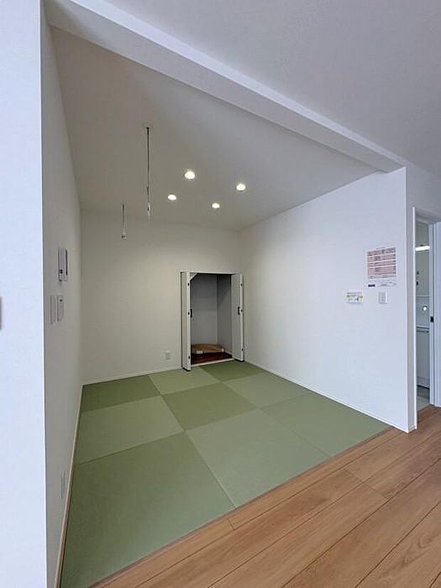 1階リビング横にある約4.5帖の和室です♪