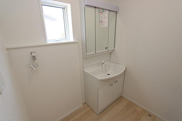 シャンプドレッサーに窓付きの洗面スペース♪