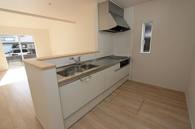 飲み物や缶詰の保存に便利な床下収納付き♪