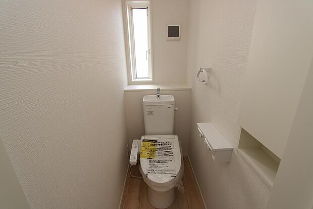 トイレに窓があり明るいです♪