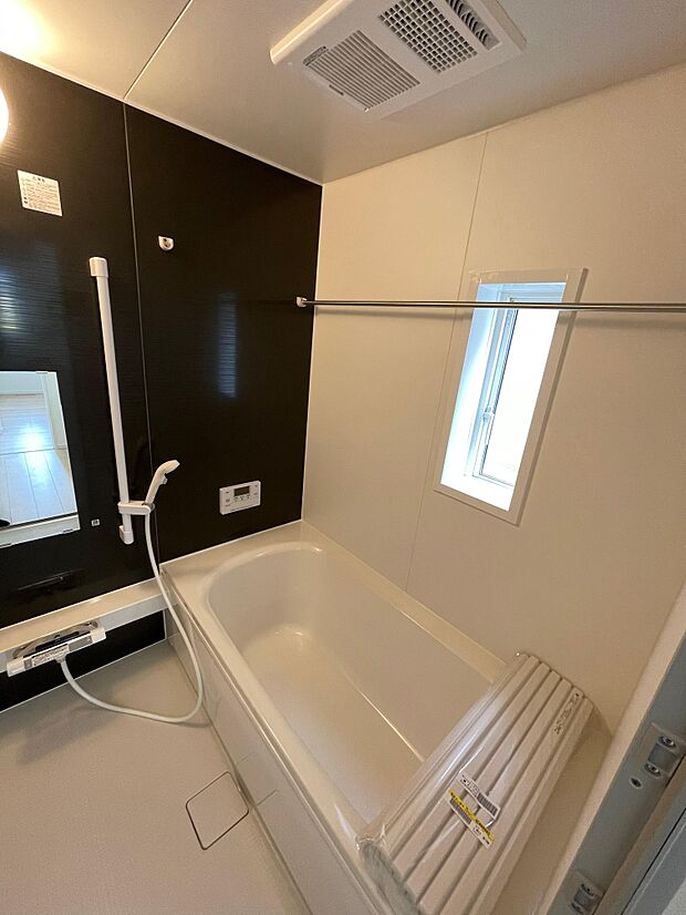 床の乾きやすい1坪タイプの浴槽♪足を伸ばしてゆっくり入浴♪浴室暖房機能付きで冬でもあたたかいです。また乾燥機能で洗濯物干しコーナーとしての用途も可能♪