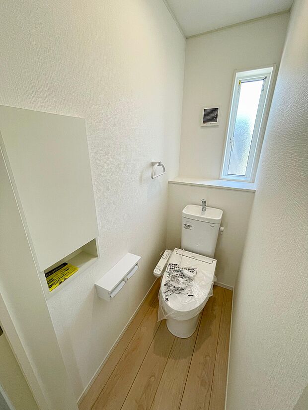 2階にもトイレがあるので混み合う朝も安心です♪ウォシュレット機能付き♪