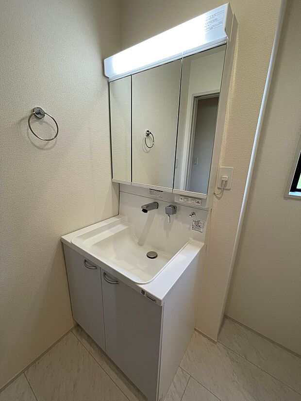 三面鏡の洗面台は鏡の裏が収納になっているため化粧用品がたっぷり入ります♪コンセント付きでドライヤーもすぐに使えます♪