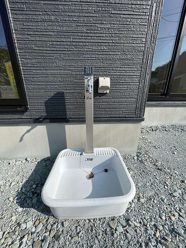 外には立水栓があるので自宅で洗車も可能♪