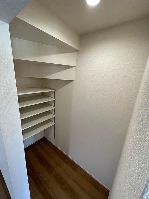 奥様には嬉しいキッチン奥のパントリー♪ミキサーやホットプレートなどの普段使わないキッチン用品もたくさん収納可能♪