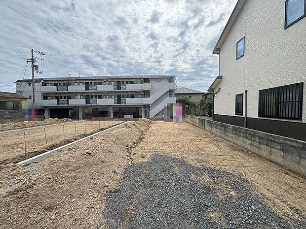 敷地面積、約46坪です♪敷地内駐車可能♪前面道路は幅員約4mあり、車1台がゆとりをもって通れます♪