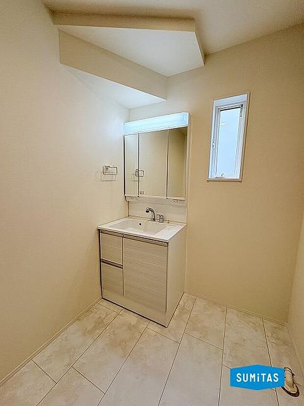 明るい洗面室で憂鬱な朝の準備も自然と気分が上がります♪