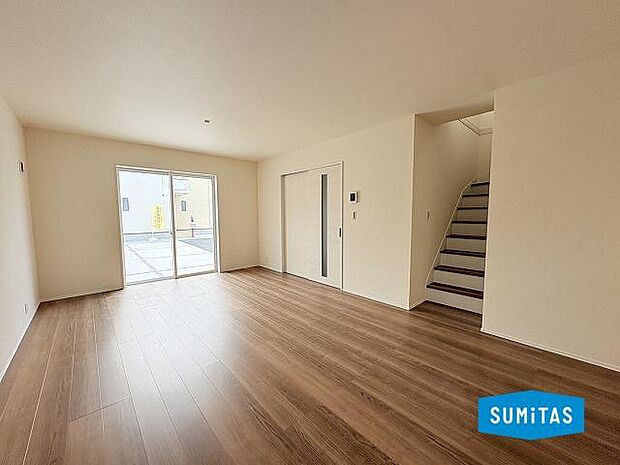 自然とコミュニケーションの生まれるリビングスルー階段♪