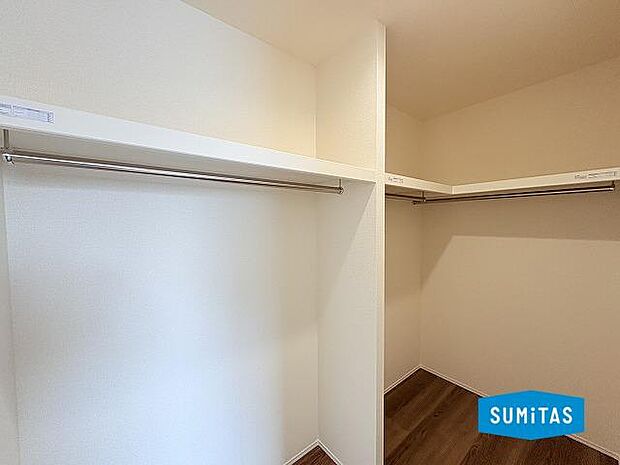 ワイドなウォークインクローゼット完備♪