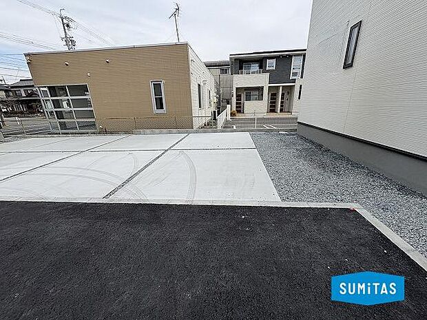 並列2台駐車可能です◎（車種によります）