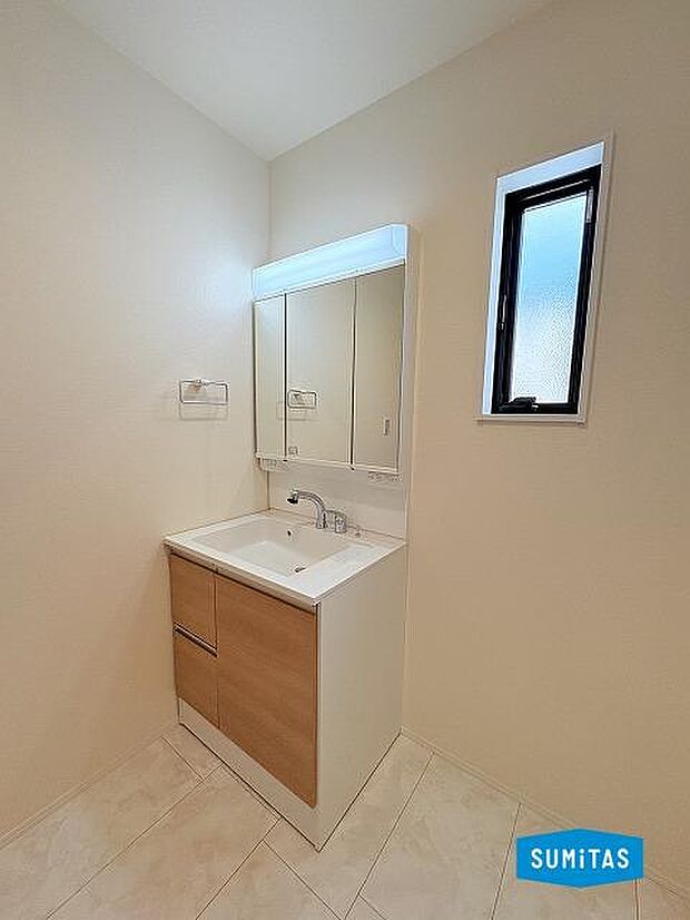 窓から光が差し込む明るい洗面室♪