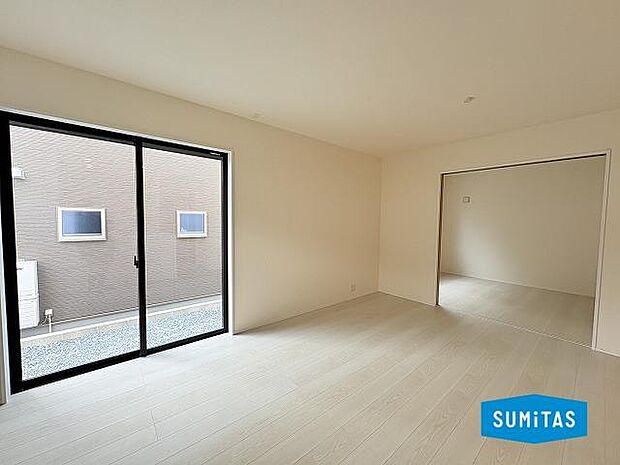 大きな窓から光がたくさん入って開放感のあるリビングです◎