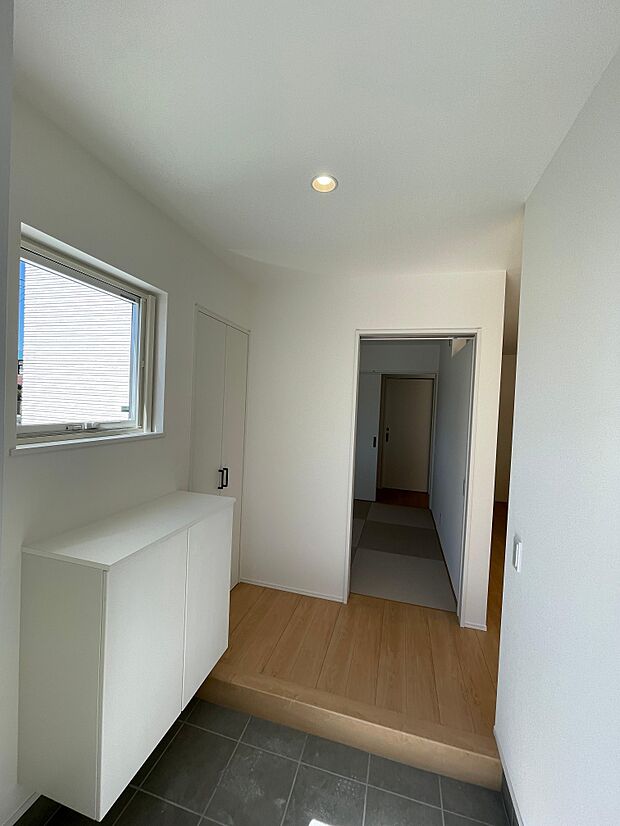 白を基調とした明るい玄関スペース♪シューズボックス付きでいつもきれいな玄関を保てます♪