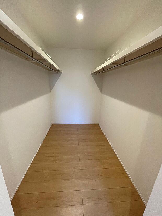 2階の中央部ある大容量のファミリークローゼット♪