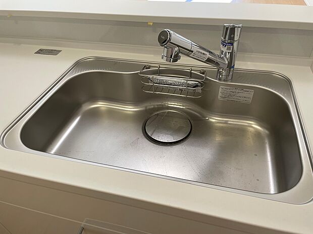 たっぷり食器が入るシステムキッチンのシンク♪シングルレバーなので片手で吐水できます♪