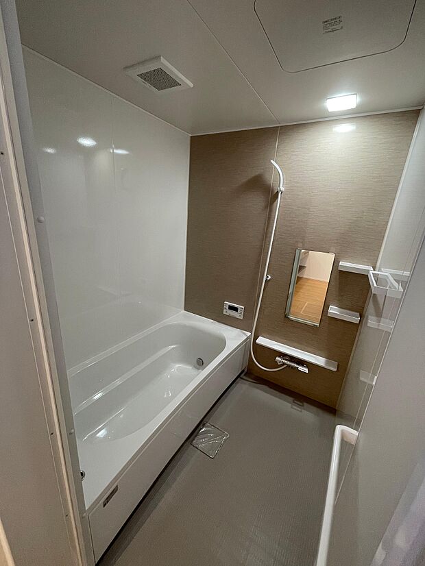 床の乾きやすい1坪タイプの浴槽♪足を伸ばしてゆっくり入浴♪