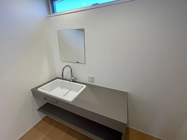 据え付けのおしゃれな洗面台♪広い天板が魅力的です♪