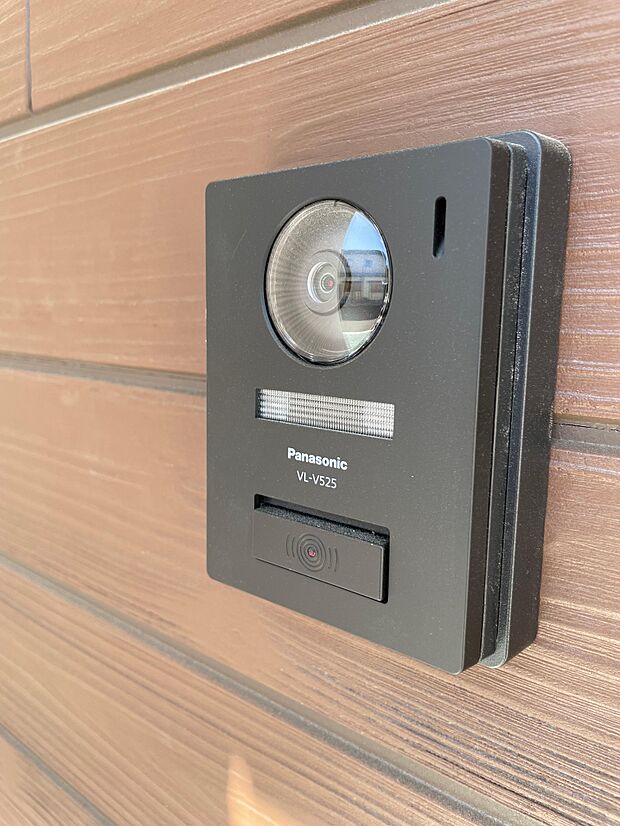 カメラ付きインターホン♪夜はLEDライトが点くのでお顔もはっきりと分かります。防犯も安心です。