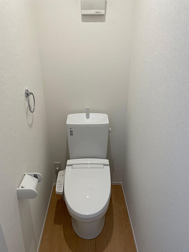2階にもトイレがあるので混み合う朝も安心です♪ウォシュレット機能付き♪