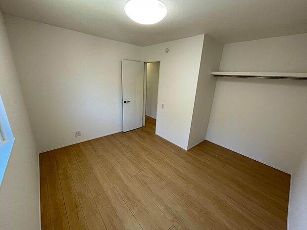 2階居室は子供部屋や趣味のお部屋としても活躍♪ハンガー掛けが付いたオープンクローゼットも大容量♪