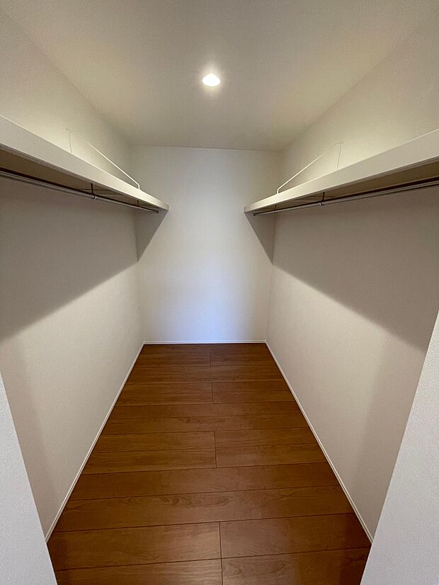 2階の中央部ある大容量のファミリークローゼット♪