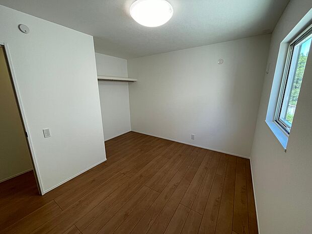 2階居室は子供部屋や趣味のお部屋としても活躍♪ハンガー掛けが付いたオープンクローゼットも大容量♪