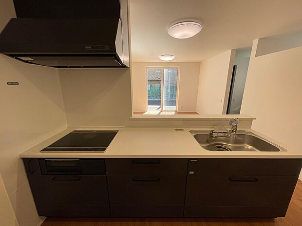 対面キッチンでお子さまの様子を見ながらお料理ができて安心♪ワイドなキッチン台は広々でとても快適♪お子さんと一緒に料理も楽しめます♪