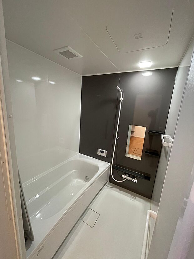 床の乾きやすい1坪タイプの浴槽♪足を伸ばしてゆっくり入浴♪