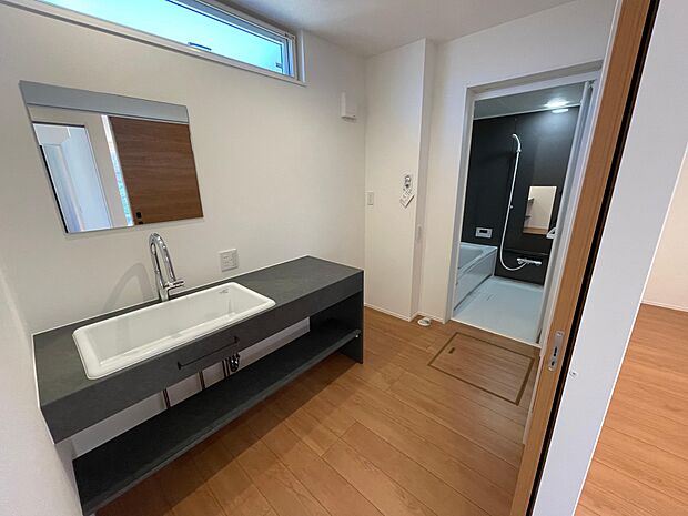 ゆったりとした洗面脱衣所♪はしゃぐお子さまとの着替えも問題なしです♪ドラム式洗濯機も余裕で設置できる広さです♪