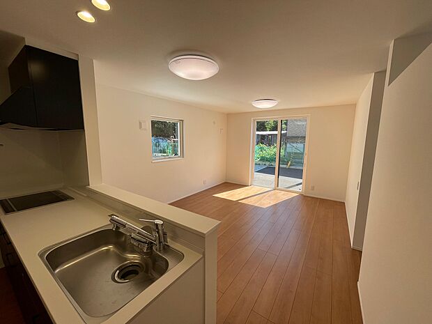 毎日の疲れを癒してくれるリビング♪彩光とプライバシーを考えた窓の配置でゆったりと家族と団らんできます♪ソファーやローテーブルを置いてもゆとりのある広さです♪