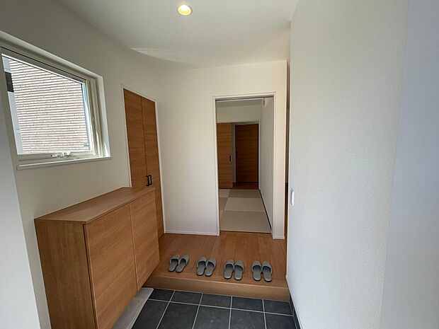 木目を基調とした明るい玄関スペース♪シューズボックス付きでいつもきれいな玄関を保てます♪