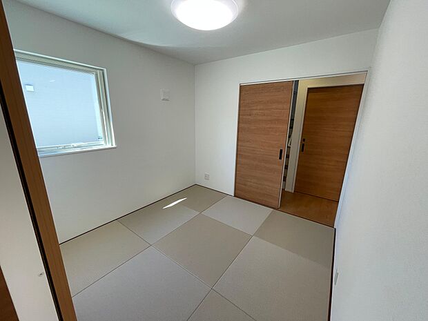 洋畳スペースはお昼寝やお子さまの遊び場として大活躍♪強度のあるダイヤロン畳なので、傷みにくく、ダニやカビの発生も抑えてくれます♪お泊まりに来たご両親の寝室としても活躍♪