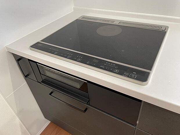 火を使わないIHクッキングヒーターで安心♪お子様とお料理も楽しめます♪温度調節や揚げ物用の設定も充実しています♪魚焼きグリルもお手入れしやすく嬉しい作りです♪