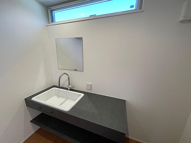 据え付けのおしゃれな洗面台♪広い天板が魅力的です♪