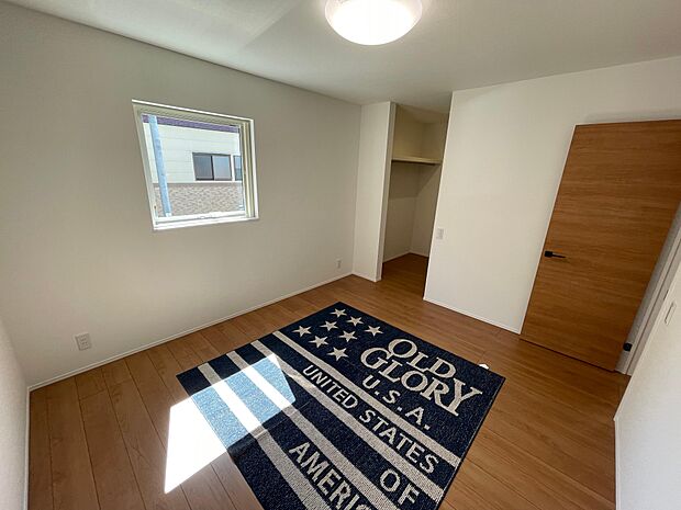 ゆったりとした主寝室は日々の疲れを取ってくれる開放感があります♪ウォークインクローゼットには洋服もバック等の小物も収納可能♪机を置いて書斎も作れます♪