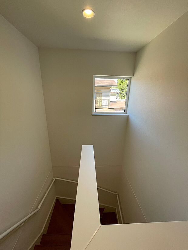 光が入って明るい階段♪手すりがあるので老後も安心です♪