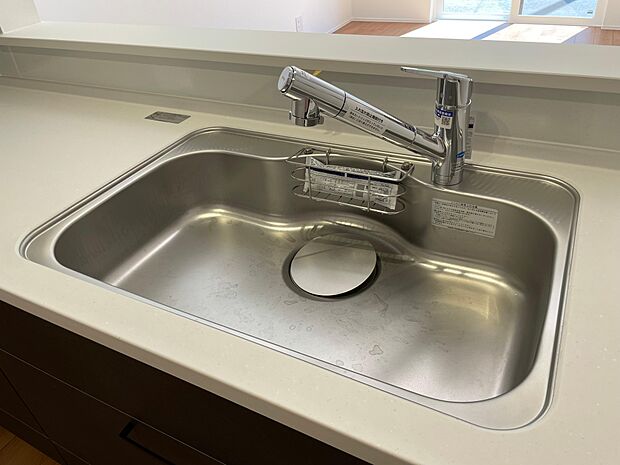 たっぷり食器が入るシステムキッチンのシンク♪シングルレバーなので片手で吐水できます♪