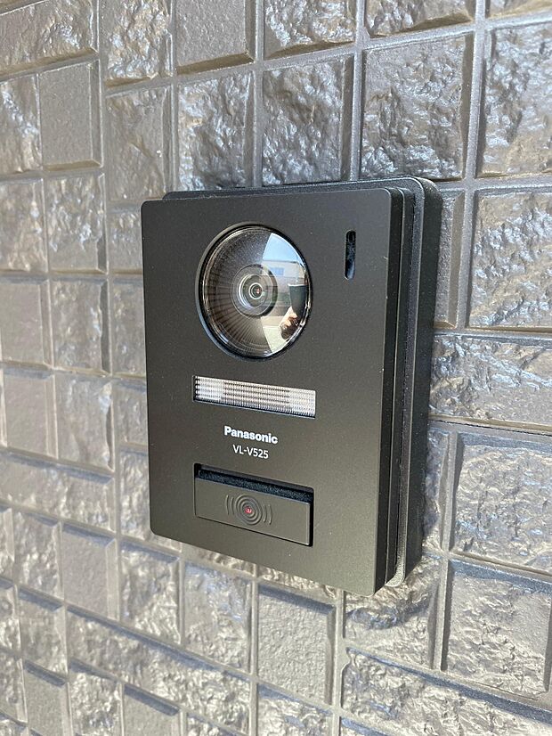 カメラ付きインターホン♪夜はLEDライトが点くのでお顔もはっきりと分かります。防犯も安心です。