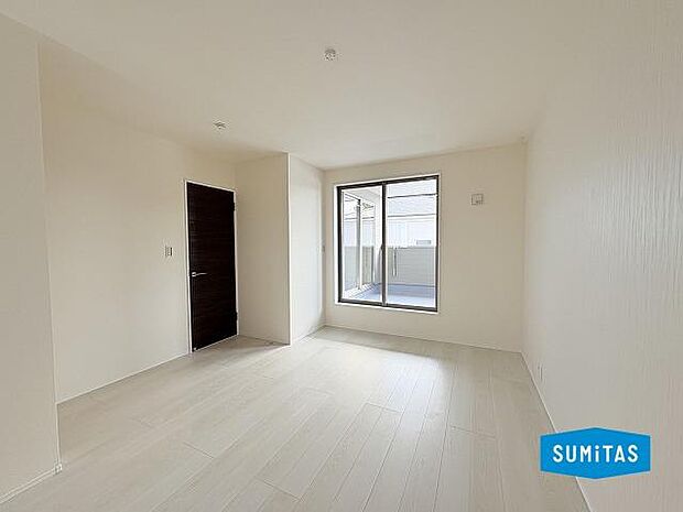 2階 8.7帖 洋室　バルコニーへ出られます◎