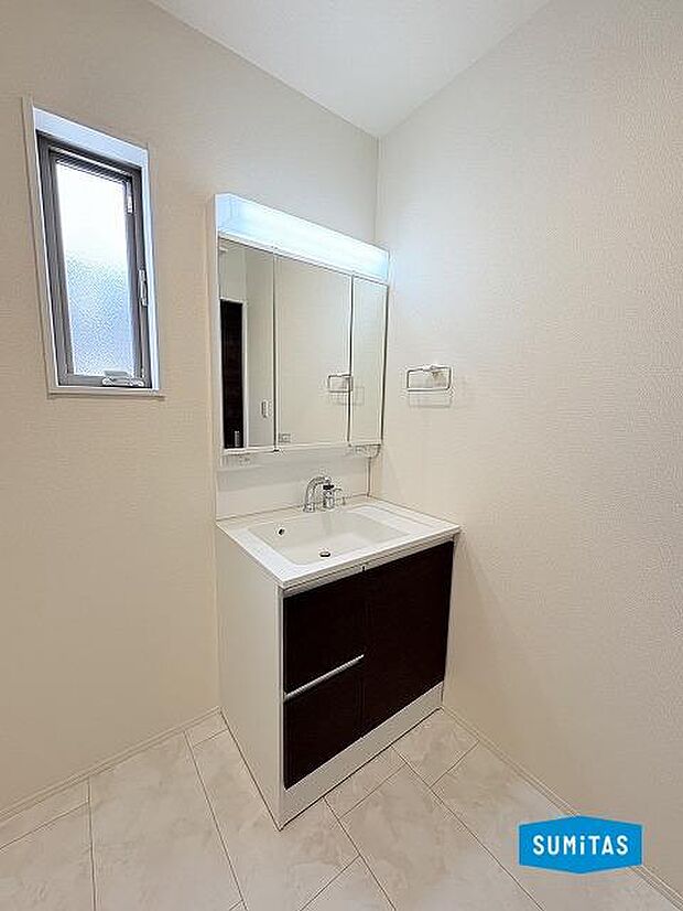 3面鏡付き洗面台で朝の準備も楽々♪