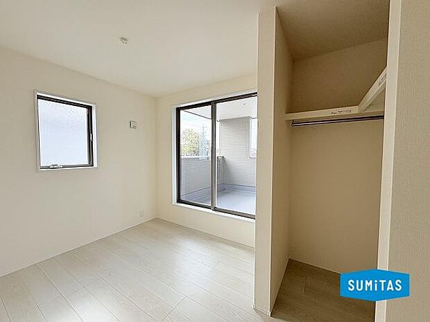 ウォークインクローゼット完備♪バルコニーへ出られます◎