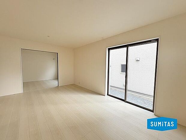 大きな窓から光が入る開放的なリビング♪