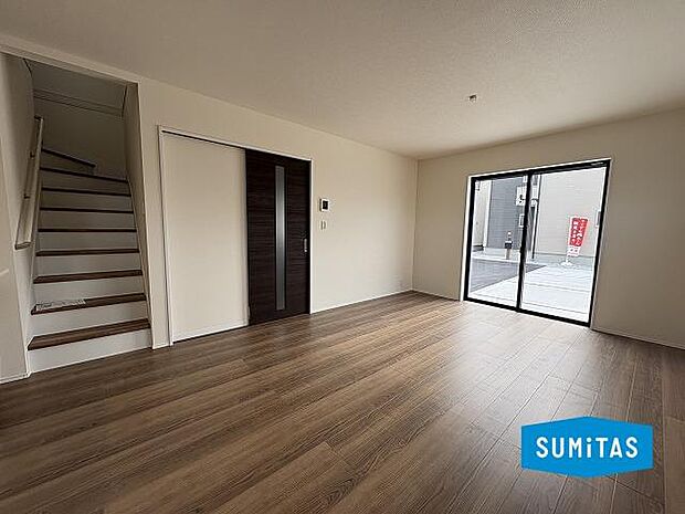 自然とコミュニケーションのうまれるリビングスルー階段◎