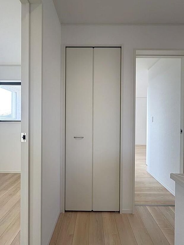 2階廊下にある収納スペースです♪