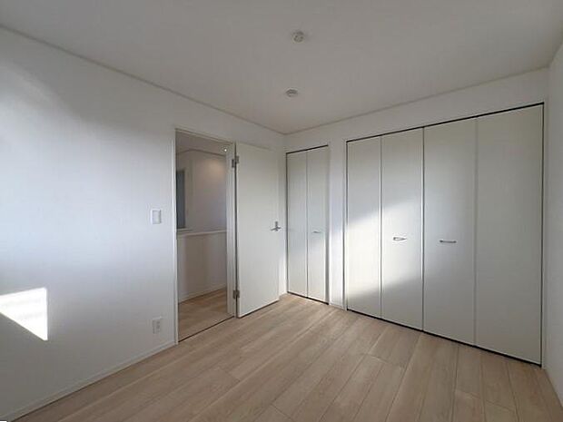 2階にある約5.5帖の洋室です♪