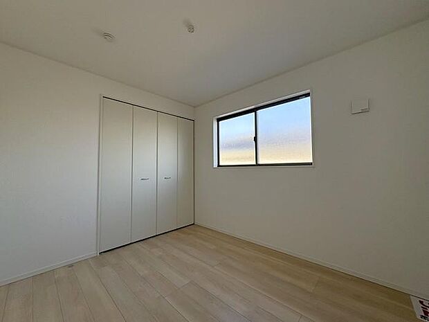 2階にある約5.5帖の洋室です♪
