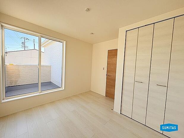 2階洋室5.56帖にもバルコニーあります。