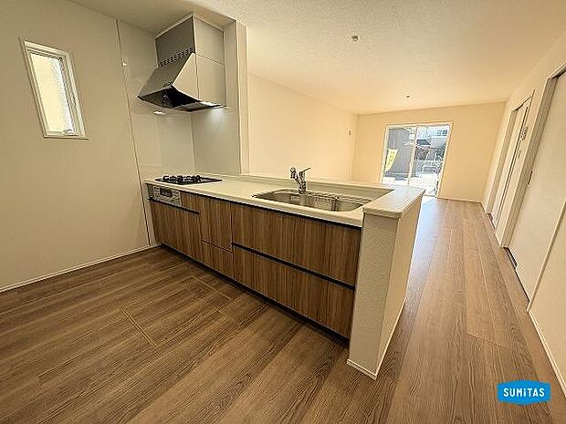 キッチンからリビングの家族と楽しく会話♪