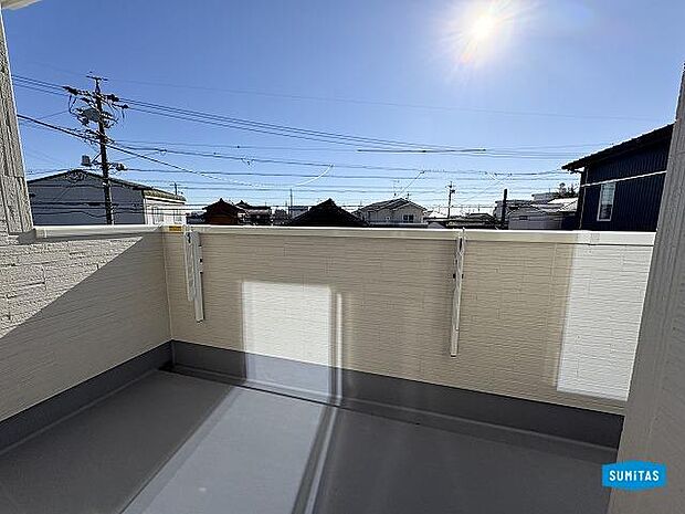 2室からバルコニーに出られます